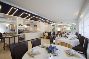 Breakfast and dinner served - La Meridiana (Sorrento)