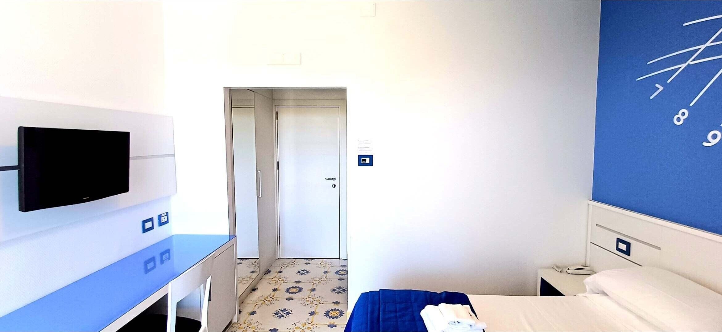 standard double or twin room | minibar, in-room safe, desk, free wifi