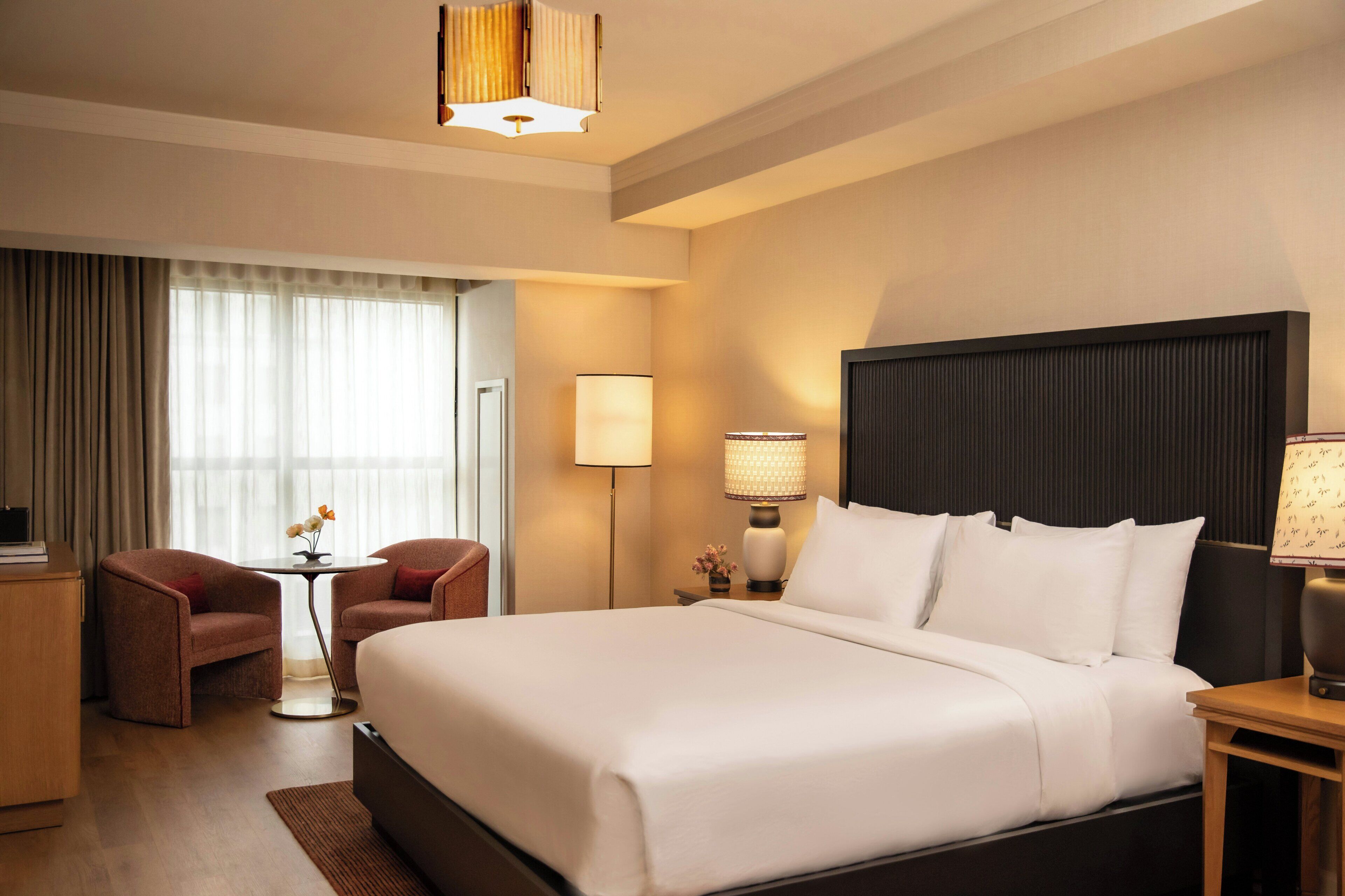 Premium Room, 1 Queen Bed | Premium bedding, down comforters, minibar, in-room safe