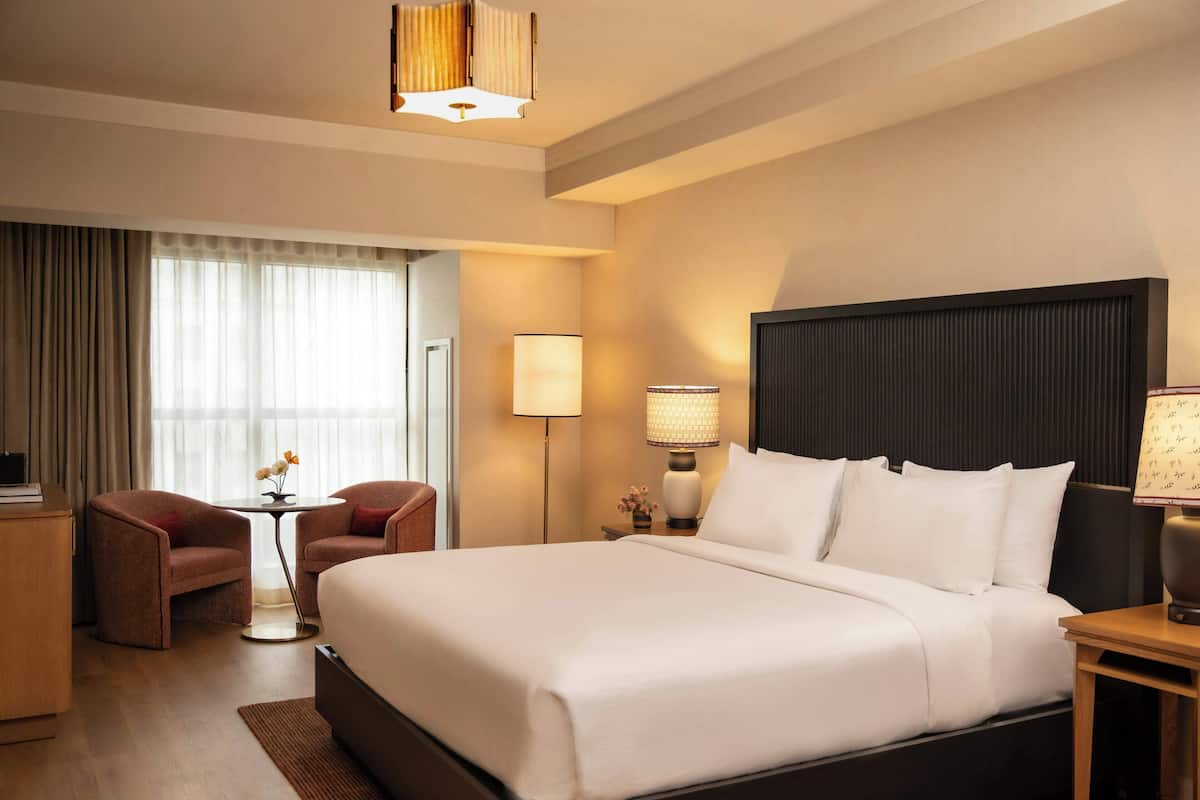 Premium Room, 1 Queen Bed | Premium bedding, down comforters, minibar, in-room safe