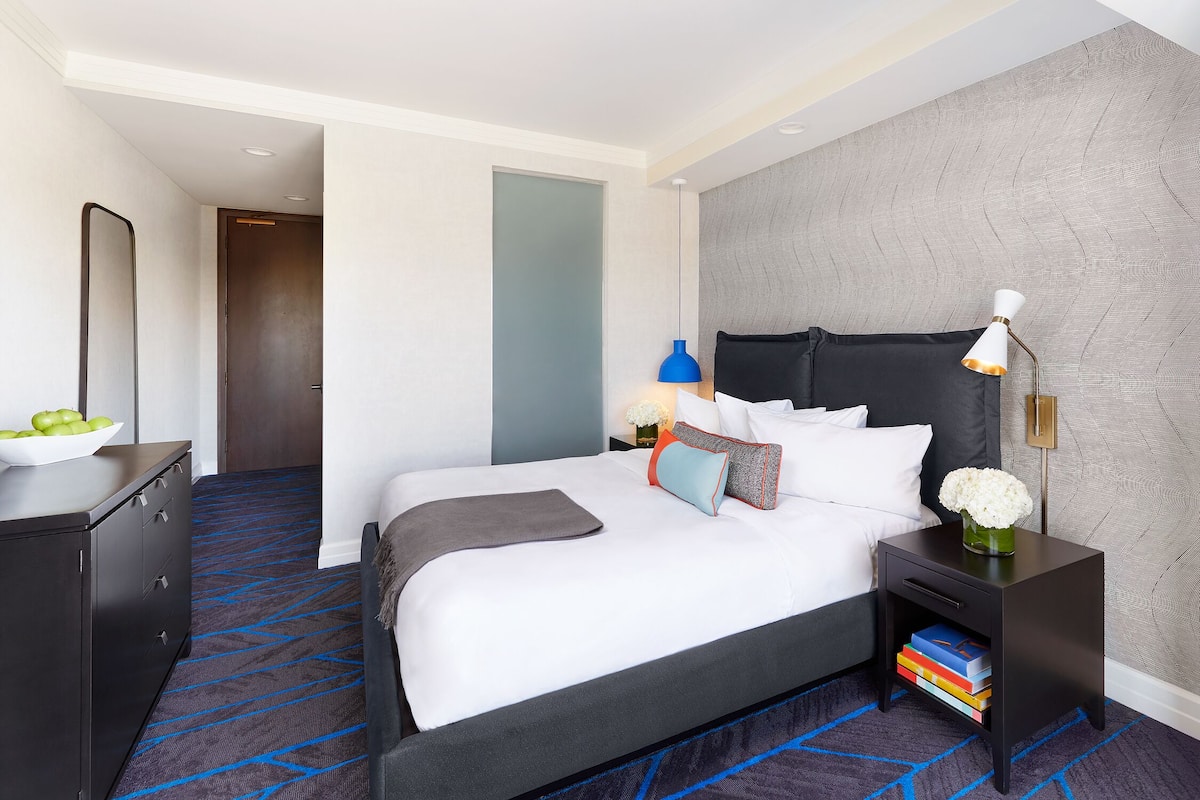 Premium bedding, down duvets, minibar, in-room safe