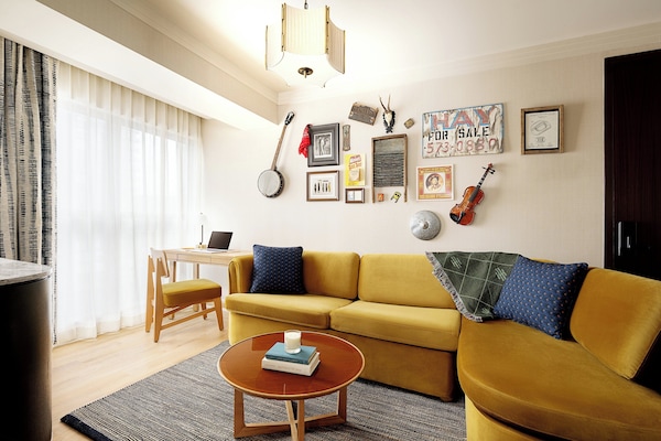 Ropa de cama de alta calidad, cubrecamas y minibar