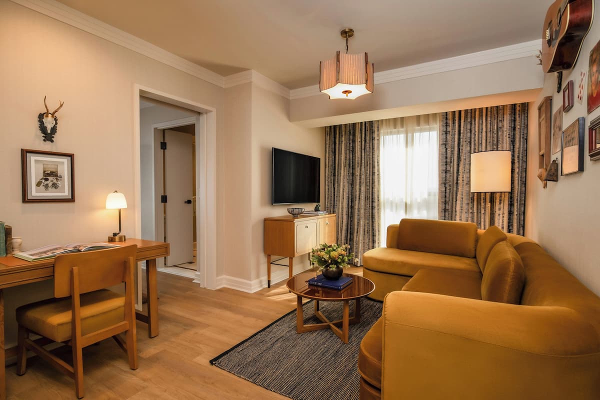 One Bedroom Suite | Premium bedding, down comforters, minibar, in-room safe