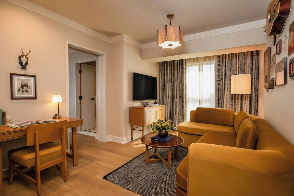 Premium Suite, 1 King Bed with Sofa bed | Living room | Flat-screen TV, pay movies, music library