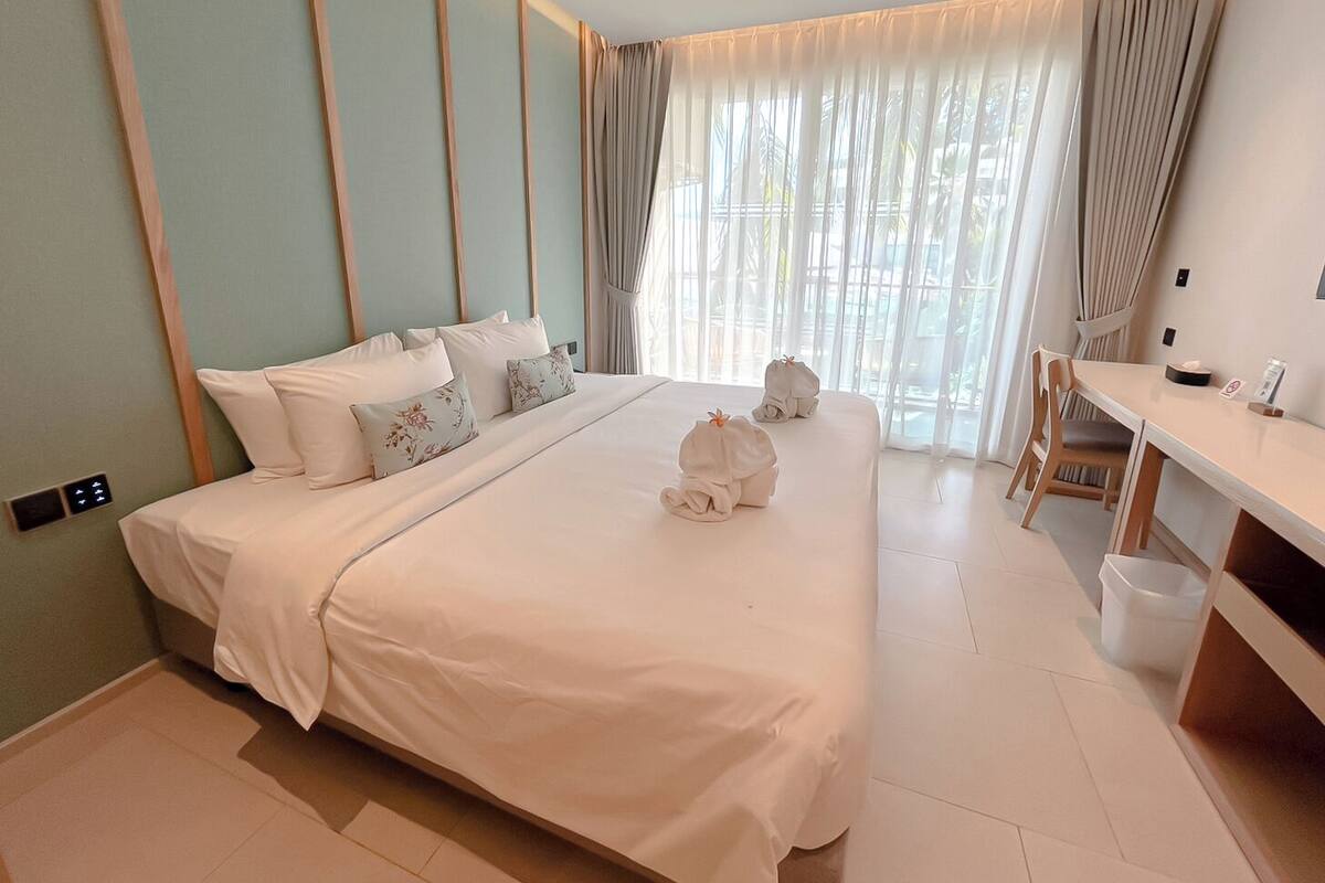 One Bedroom Suite City View | Senger med overmadrass, minibar, safe på rommet og skrivebord