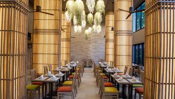 3 restaurants; breakfast, lunch and dinner served