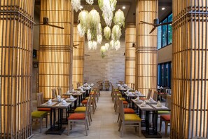 3 restaurants; breakfast, lunch and dinner served  - Peach Hill Resort (Karon)