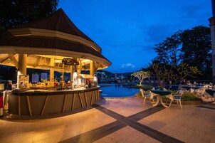 Bar junto a la piscina
