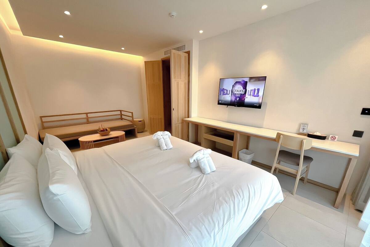 One Bedroom Suite Pool View | Senger med overmadrass, minibar, safe på rommet og skrivebord