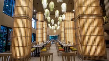 3 restaurantes; se sirve desayuno, almuerzo y cena; cocina internacional