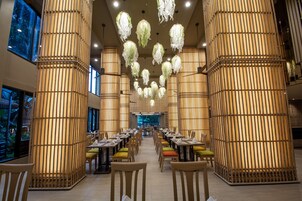 3 restaurants, breakfast, lunch, dinner served; international cuisine 