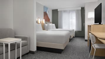 Sengetøy av topp kvalitet, senger med overmadrass og skrivebord