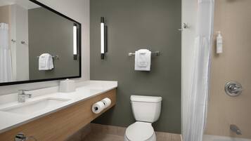 Un baño moderno con lavabo, inodoro y ducha.