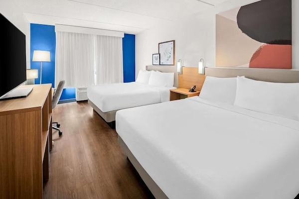 Ropa de cama de alta calidad, camas con pillow-top y escritorio