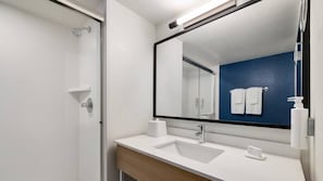 Combined shower/bathtub, hair dryer, towels