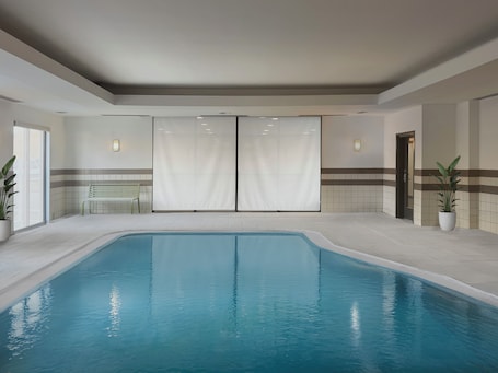 Piscina techada. Spark by Hilton Vestal Binghamton University Area