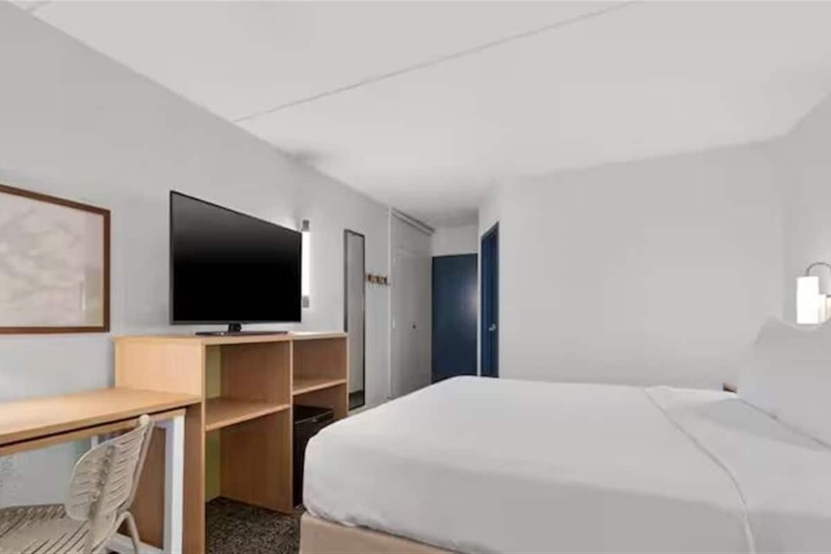 1 bedroom, premium bedding, pillow-top beds, desk
