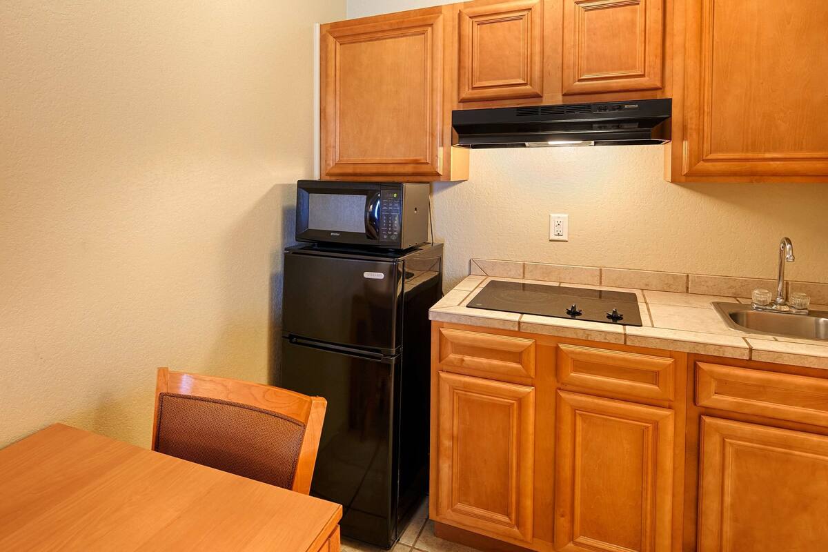 microwave, coffee/tea maker