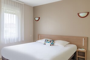 Desk, soundproofing, iron/ironing board, free cots/infant beds - Appart'City Classic Limoges (Limoges)