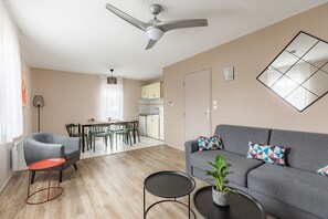 Apartemen Grand | Area keluarga | TV LCD
