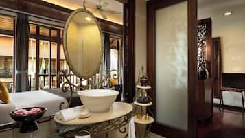 Articles de toilette de luxe, sĂšche-cheveux, peignoirs, chaussons