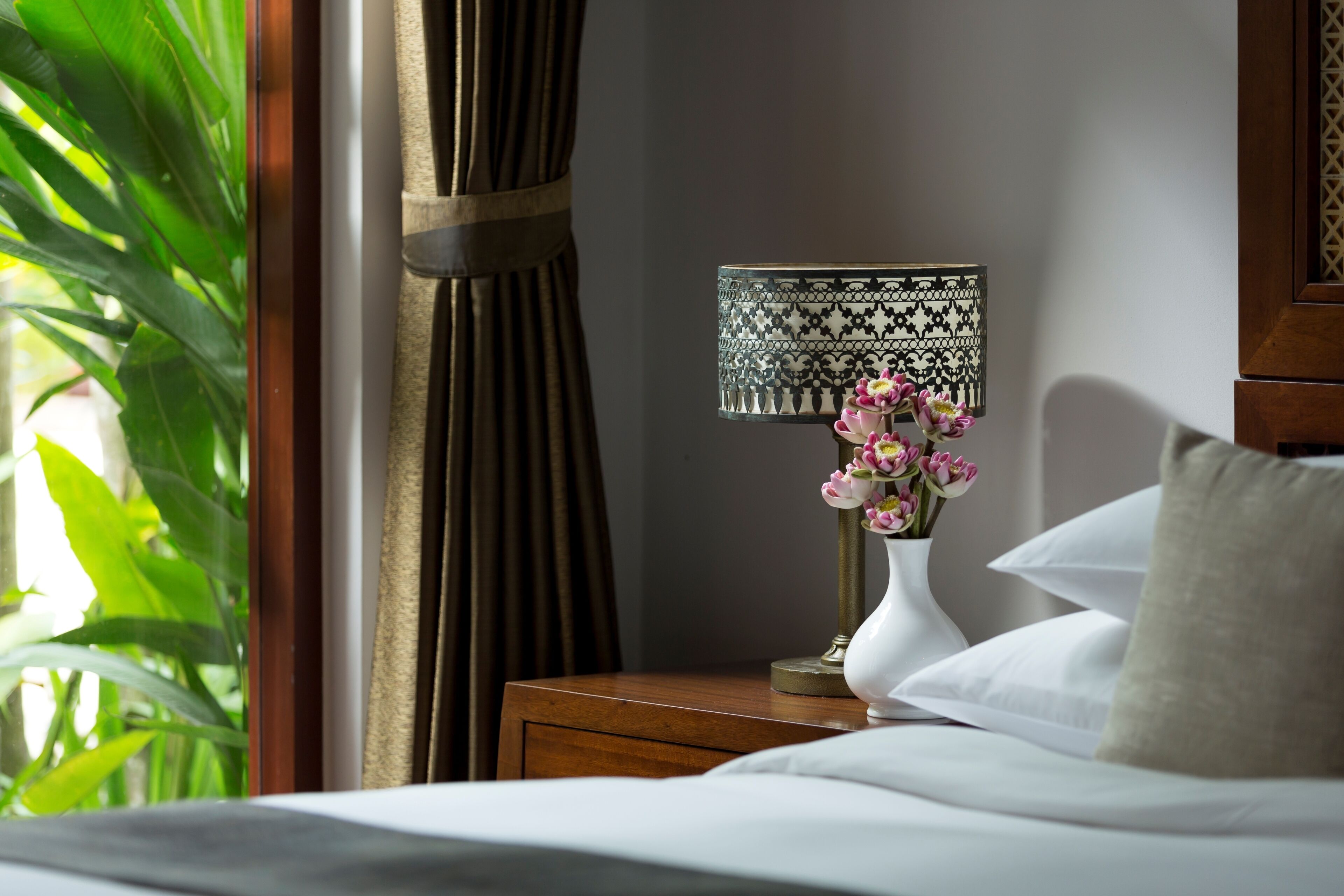 1 bedroom, Egyptian cotton sheets, premium bedding, memory foam beds