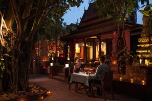 Se sirven desayunos, comidas y cocina internacional con vista al jardín