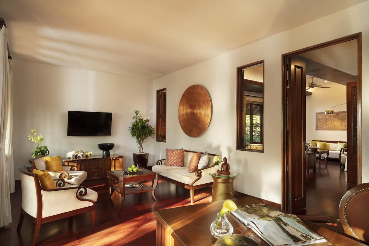 Suite (Anantara) | Woonkamer | Een 37-inch flatscreentelevisie met kabelzenders en een televisie