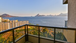 A balcony with a view of the sea and distant mountains. - Quality Niteroi (NITEROI)