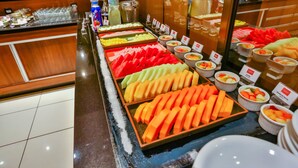A buffet with various fruits and beverages. - Quality Niteroi (NITEROI)
