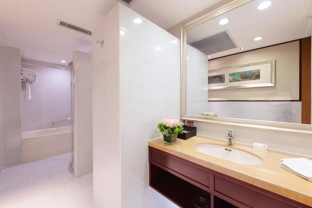 shower, rainfall showerhead, free toiletries, hair dryer