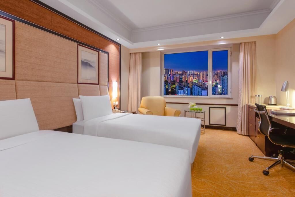 Ropa de cama de alta calidad, camas con pillow-top y minibar 