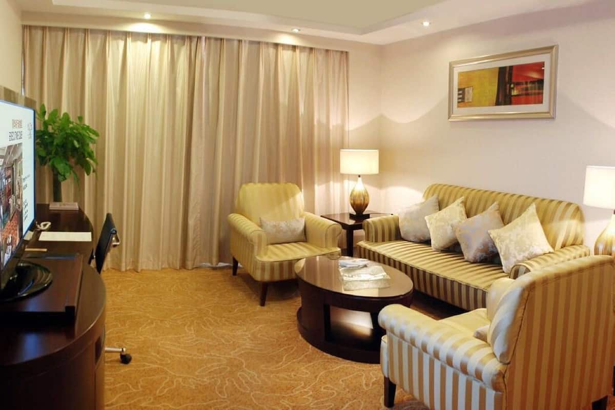 Premium bedding, pillowtop beds, minibar, in-room safe