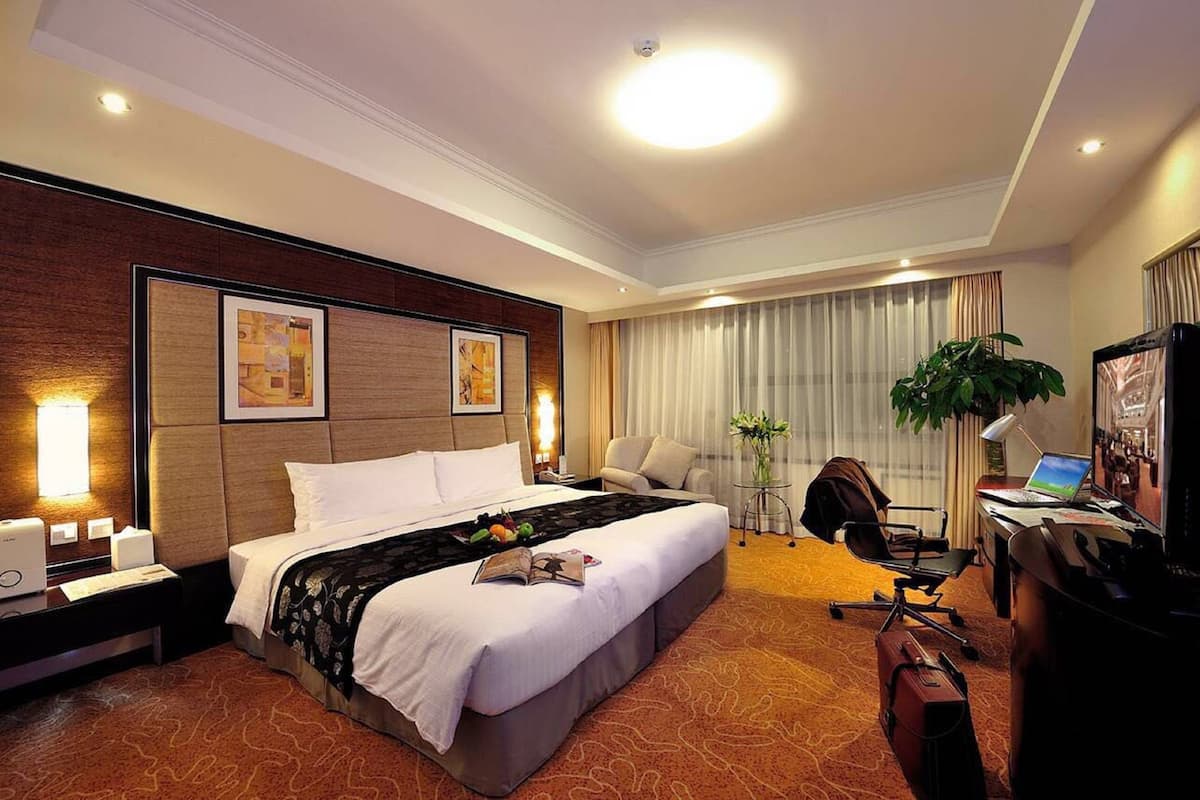 Premium bedding, pillowtop beds, minibar, in-room safe