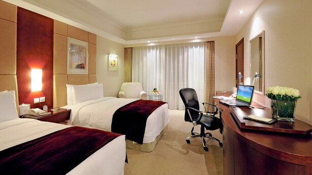 Premium bedding, pillowtop beds, minibar, in-room safe - Jin An Hotel (Changchun)