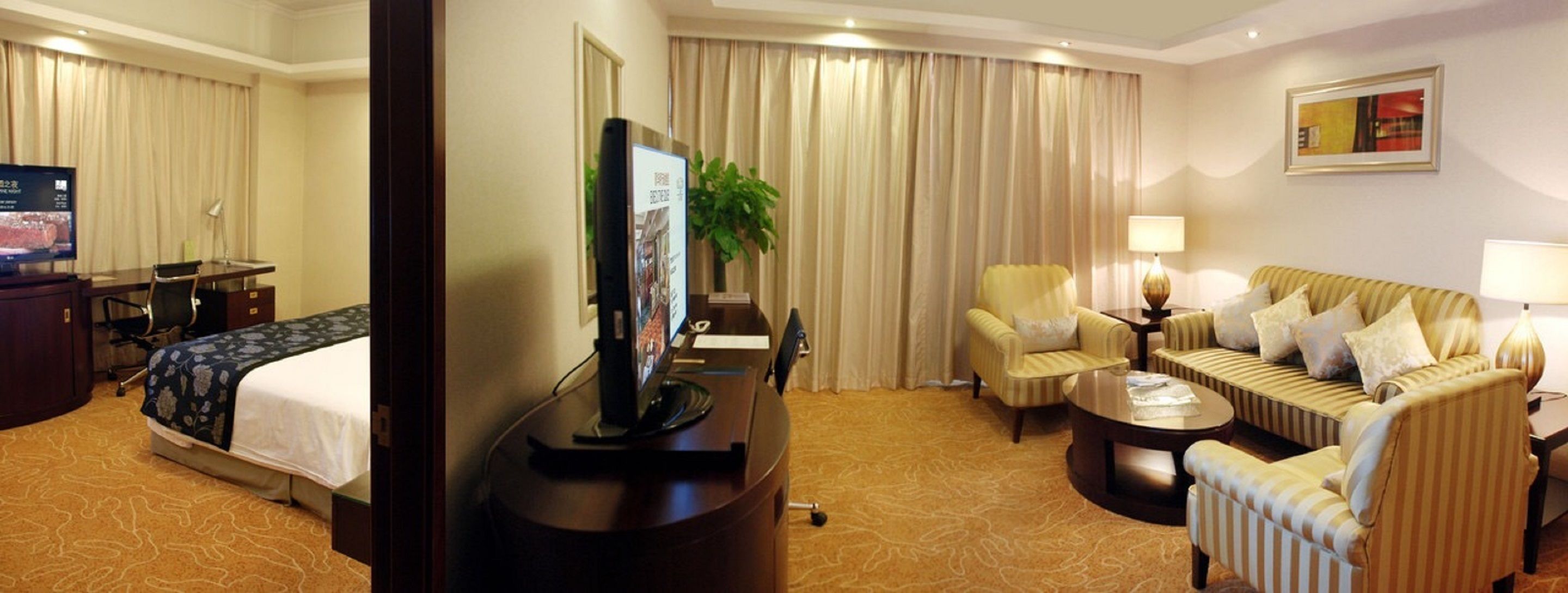 premium bedding, pillow-top beds, minibar, in-room safe