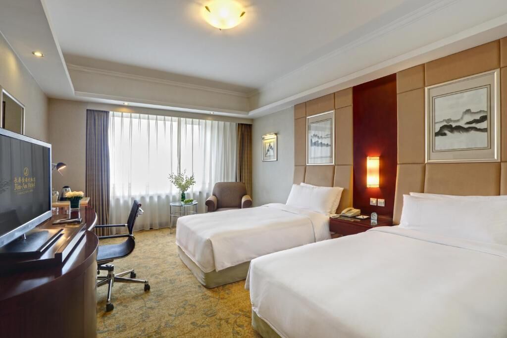premium bedding, pillow-top beds, minibar, in-room safe