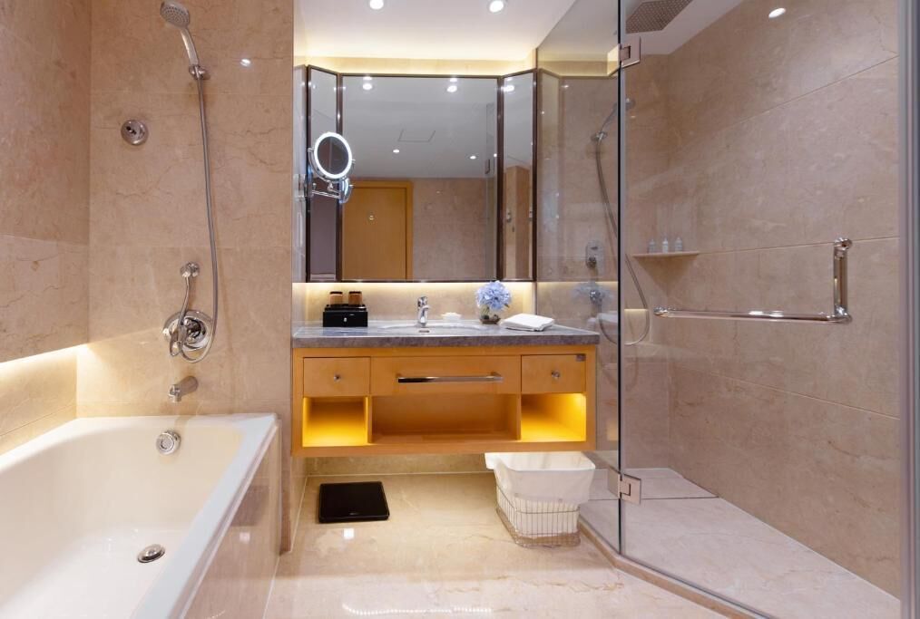 shower, rainfall showerhead, free toiletries, hair dryer