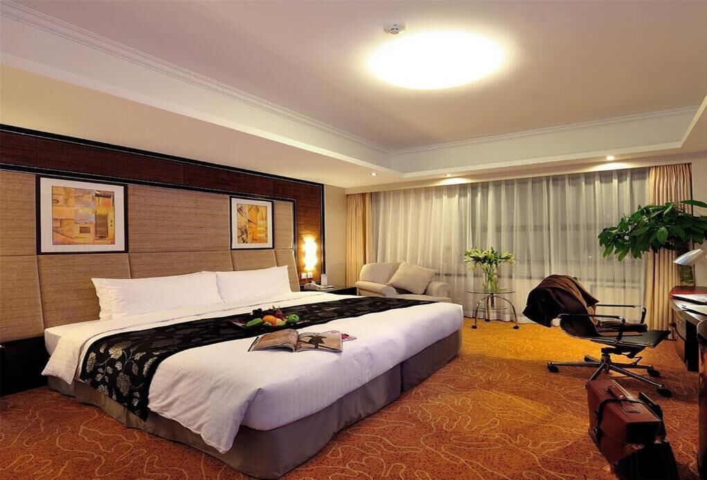 premium bedding, pillow-top beds, minibar, in-room safe