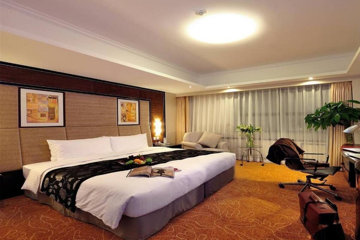 premium bedding, pillow-top beds, minibar, in-room safe