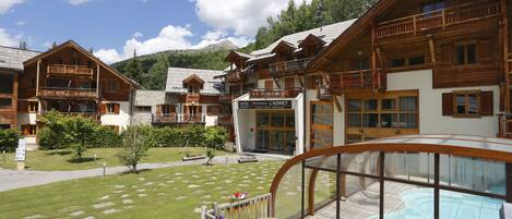 Kolam renang indoor, dengan kursi berjemur