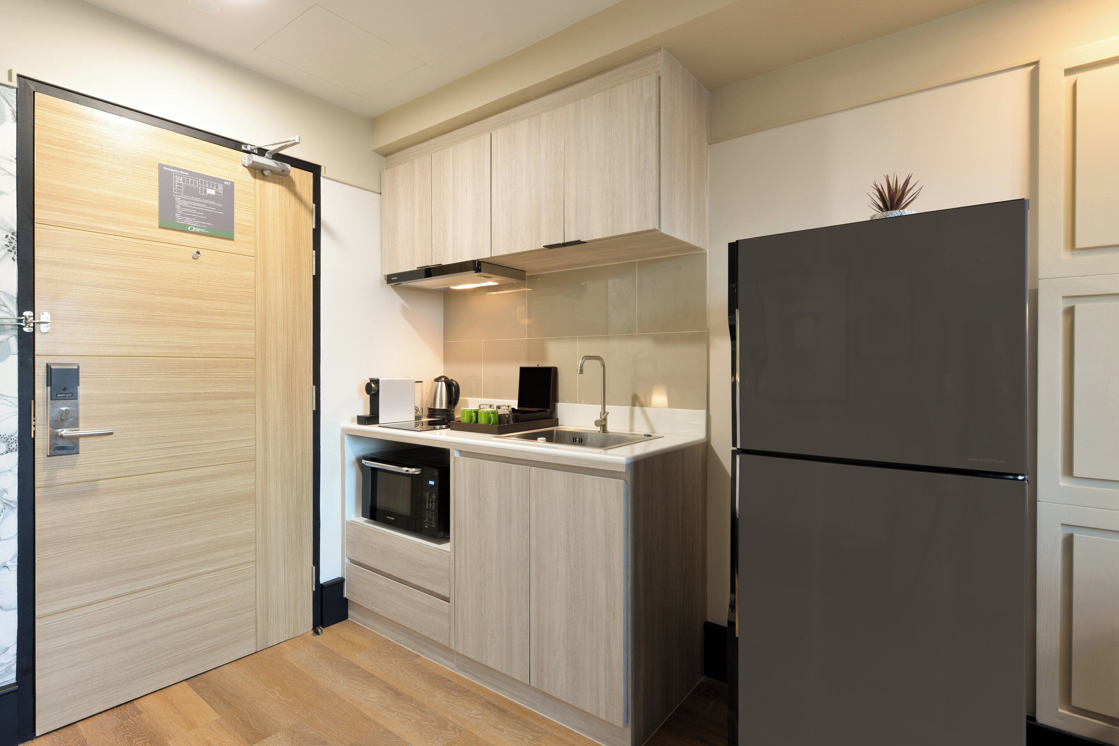 deluxe studio | private kitchenette | fridge, microwave, coffee/tea maker, electric kettle