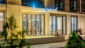 A building with a sign that reads "Oakwood." - Oakwood Hotel & Residence Bangkok (Bangkok)