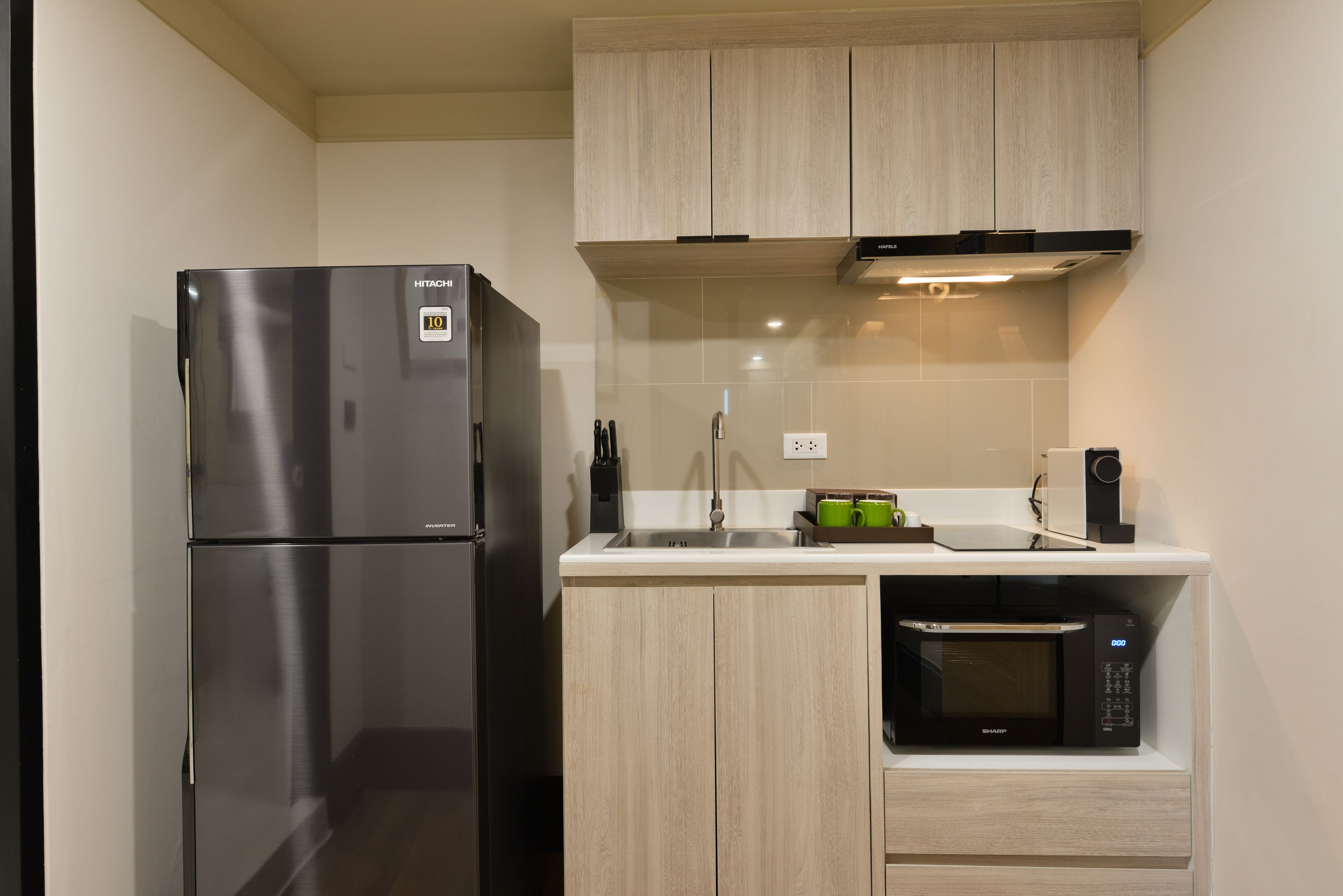 deluxe room, 1 bedroom | private kitchenette | fridge, microwave, coffee/tea maker, electric kettle