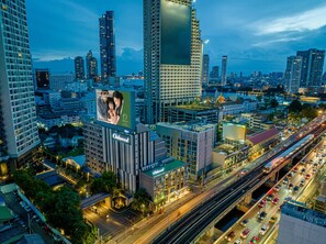 Front of property - evening/night - Oakwood Hotel & Residence Bangkok (Bangkok)