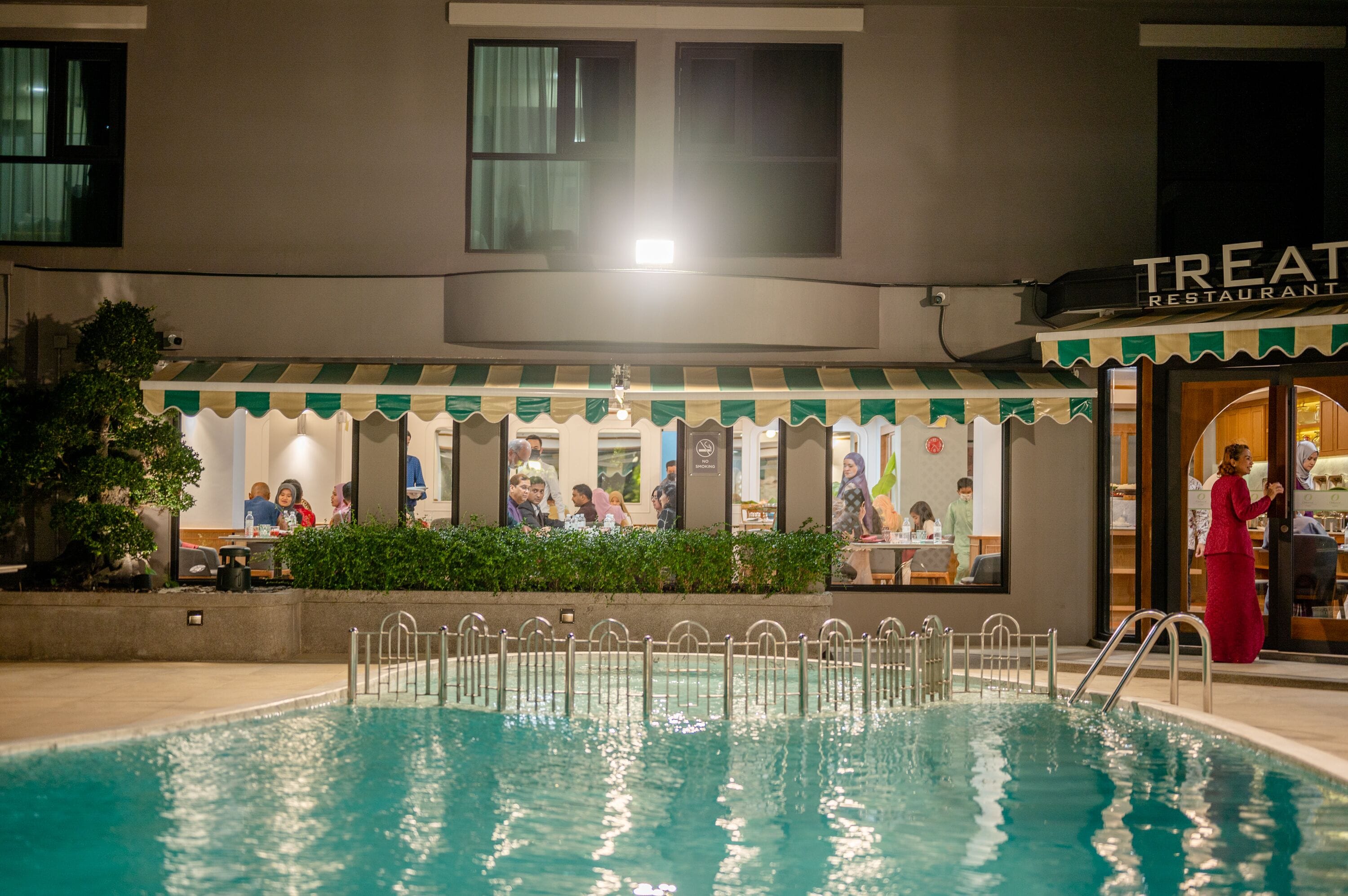 outdoor pool, pool loungers