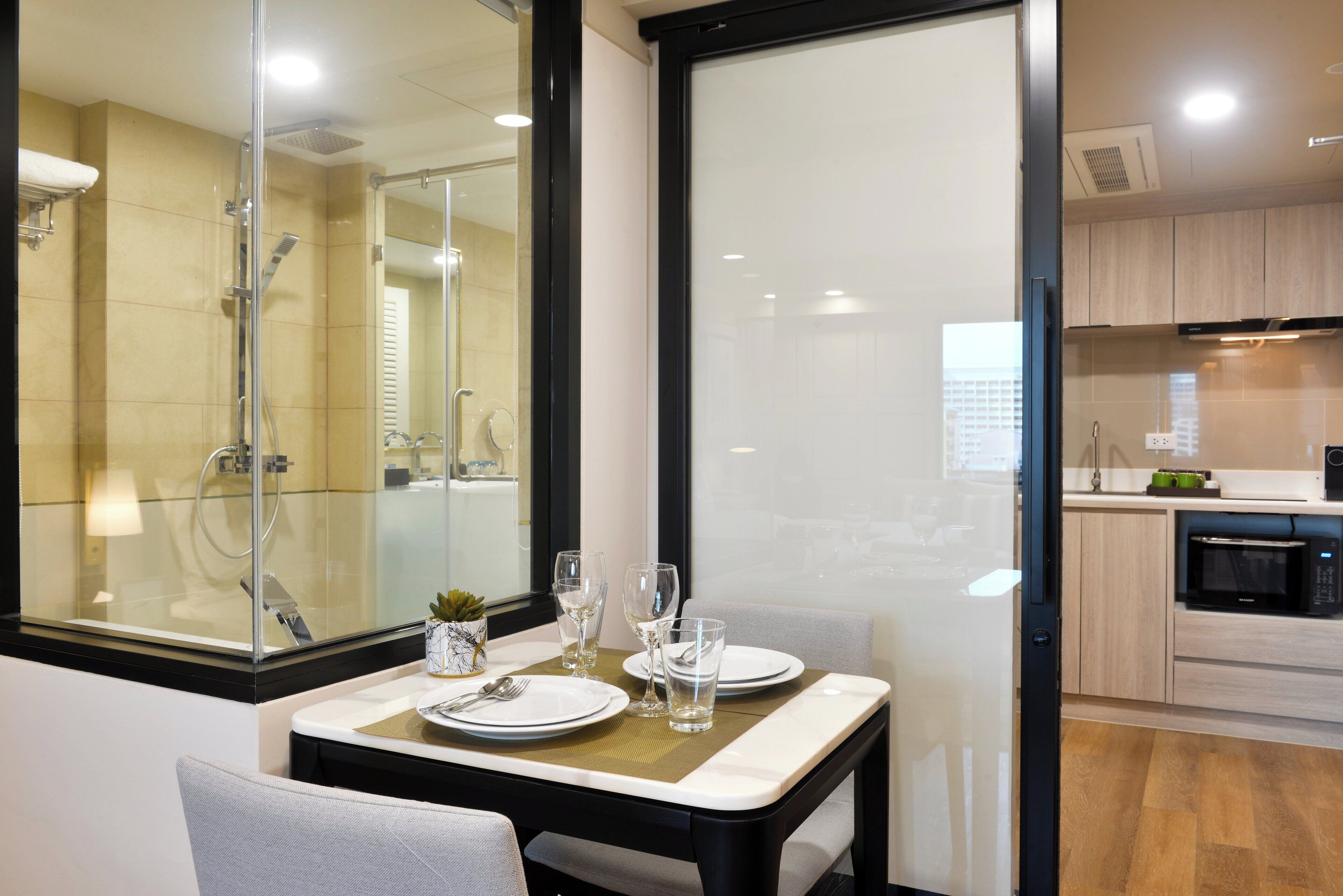 deluxe room, 1 bedroom | in-room dining