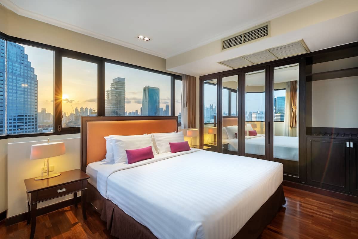 Premium bedding, in-room safe, desk, WiFi (free)
