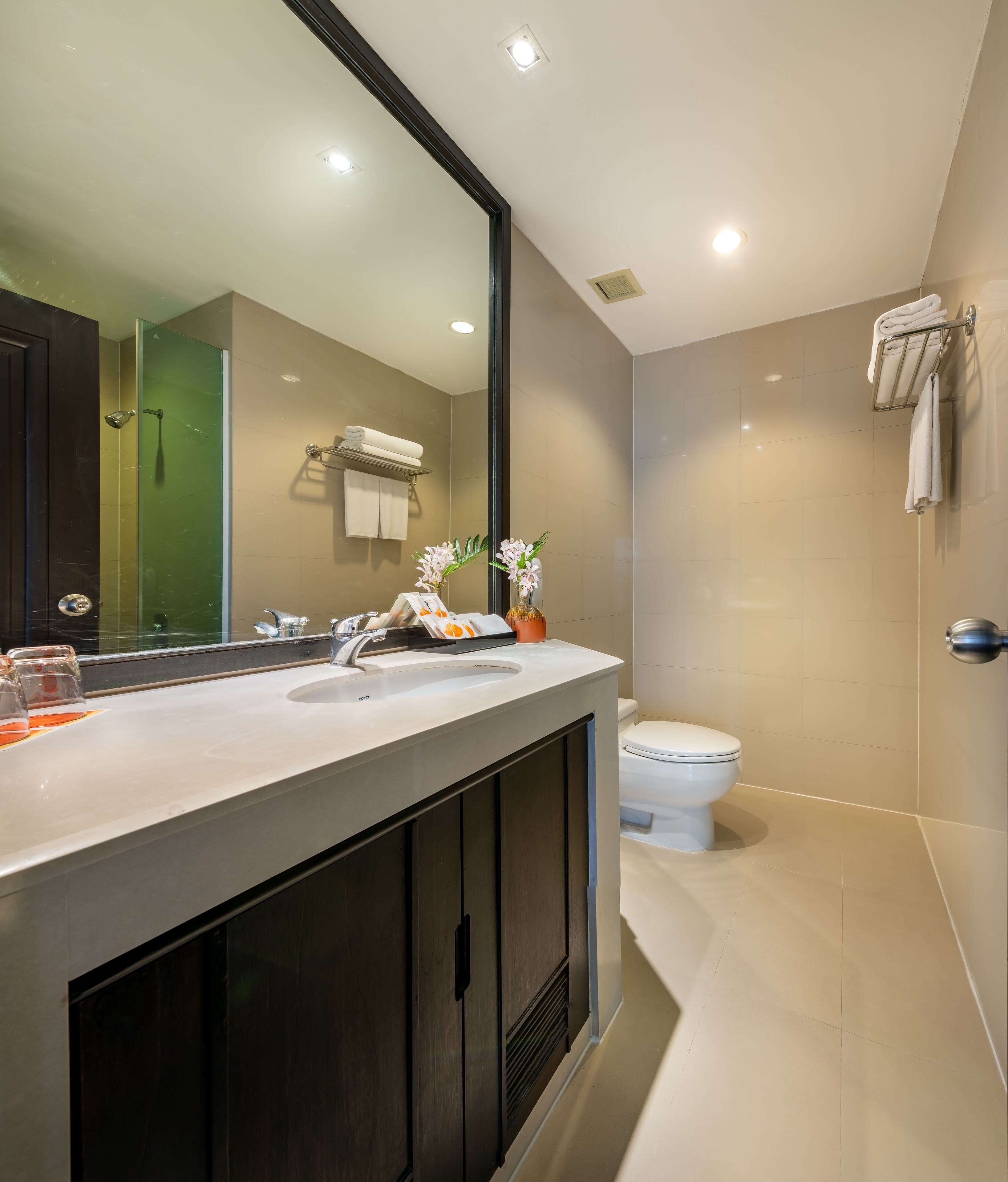 suite, 2 bedrooms | bathroom | combined shower/bathtub, deep-soaking bathtub, free toiletries