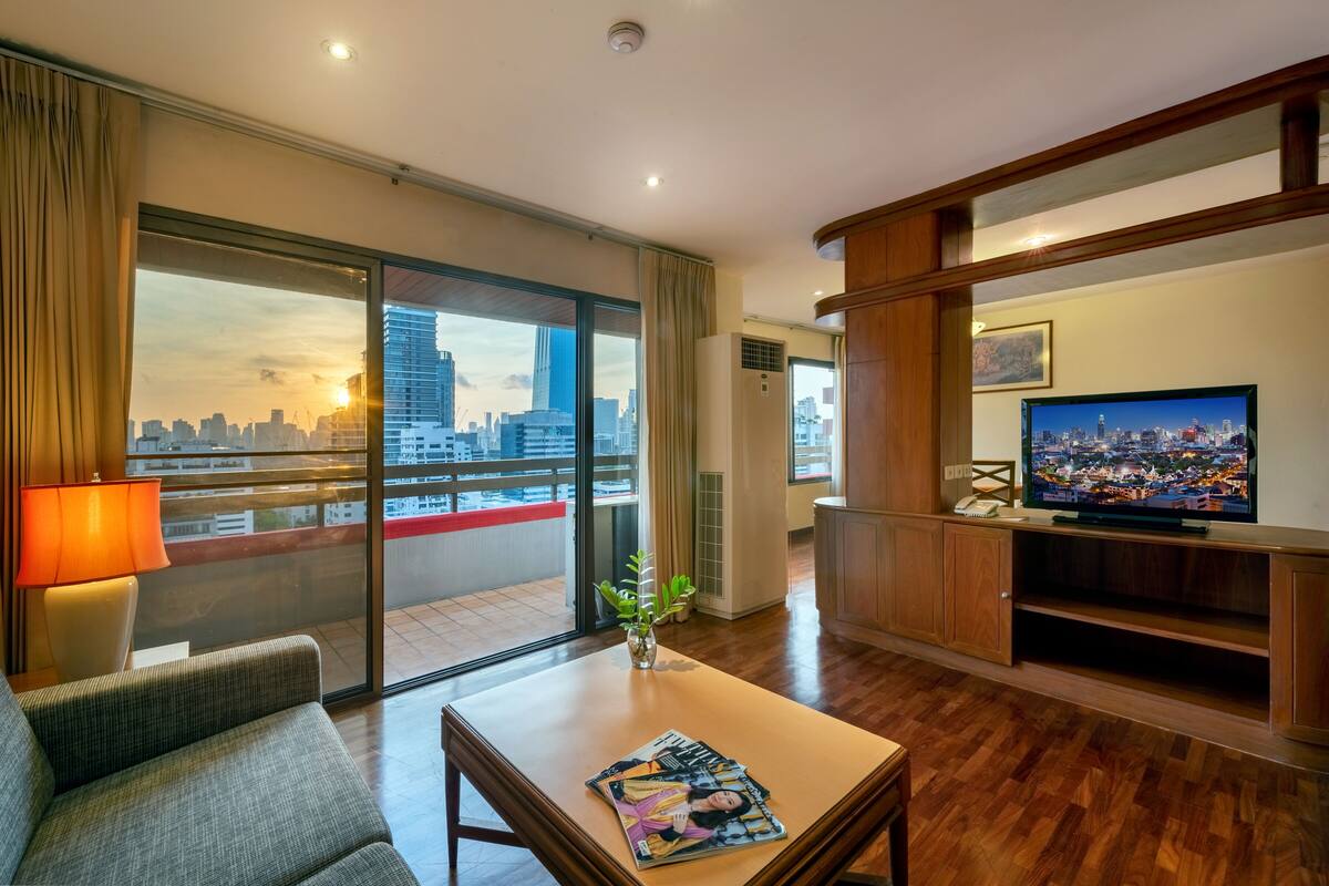 One Bedroom Residence with Balcony | Premium bedding, in-room safe, desk, WiFi (free)